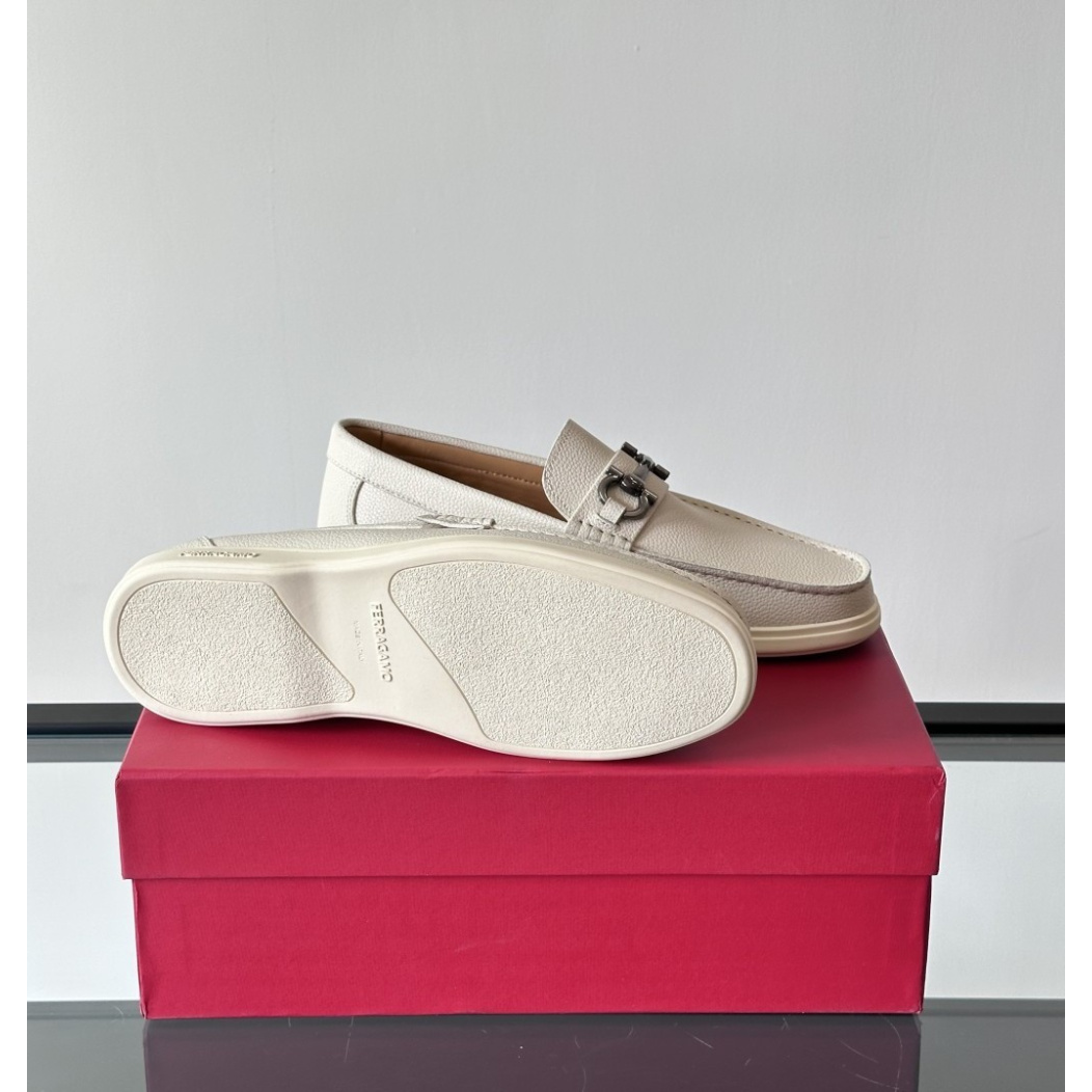 Sapato Mocassim Salvatore Ferragamo Casual Branco com Fivela Gancini