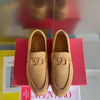 Valentino Garavani Leisure Flows Loafers em Camurça Marrom