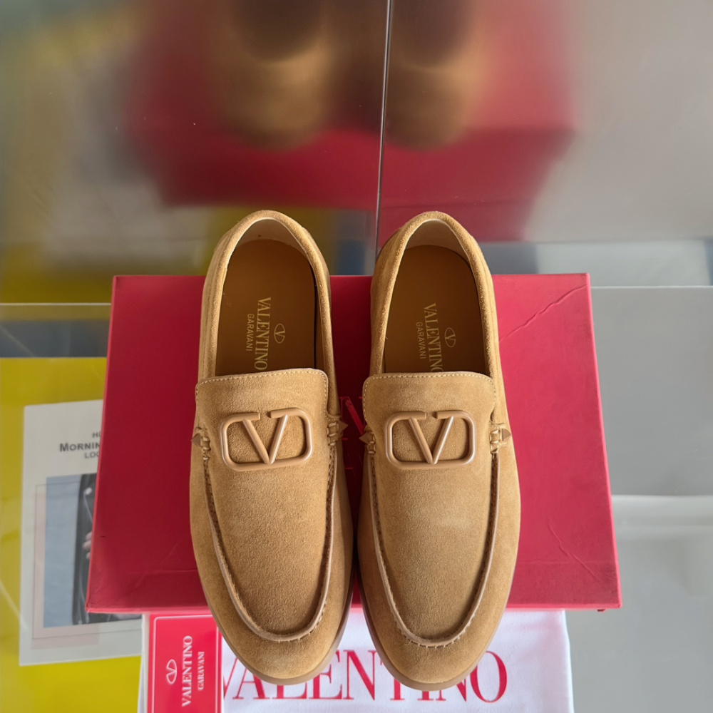 Valentino Garavani Leisure Flows Loafers em Camurça Marrom