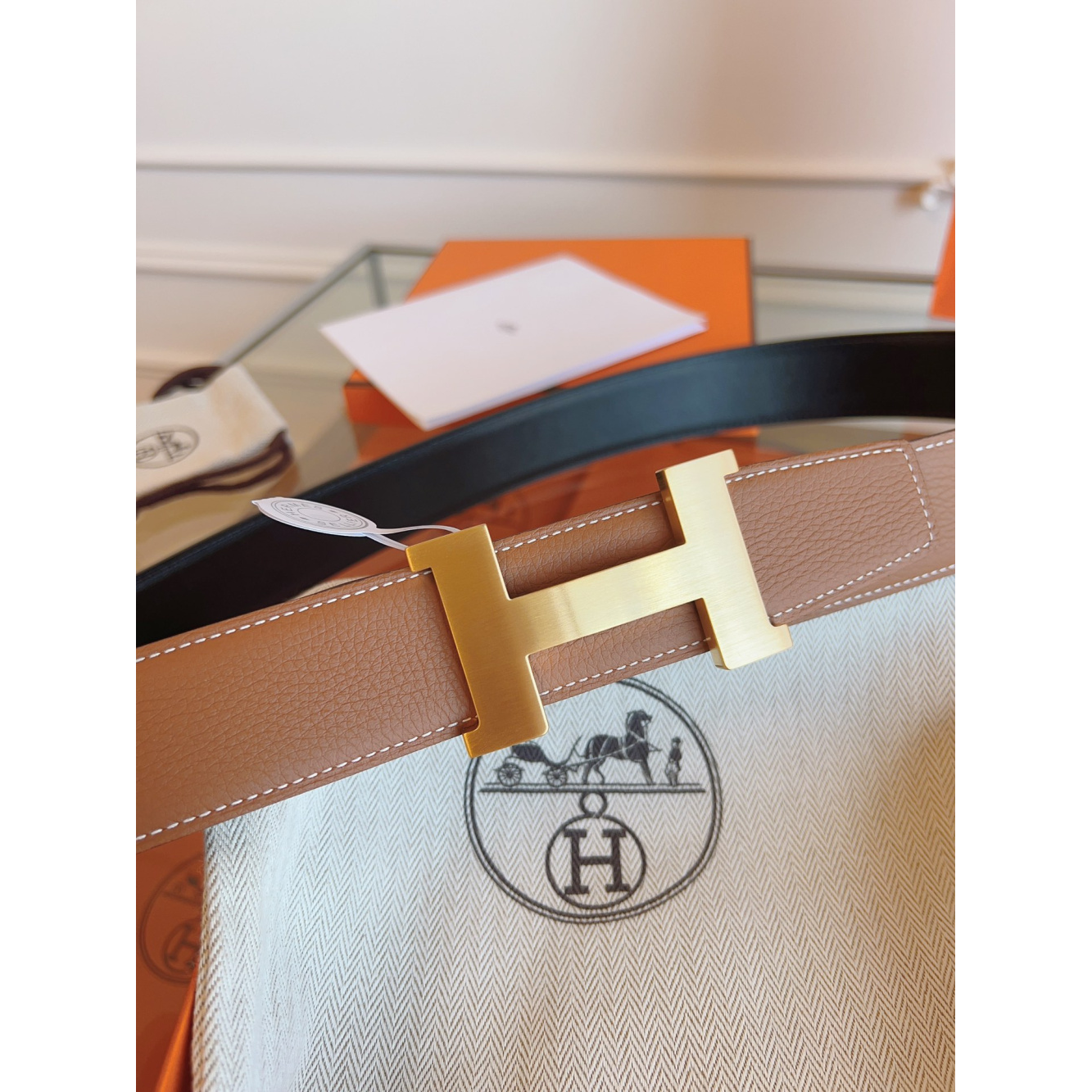 Cinto Hermès Constance e Correia Reversível em Couro 3.8cm Preto/Caramelo Ferragem Dourada