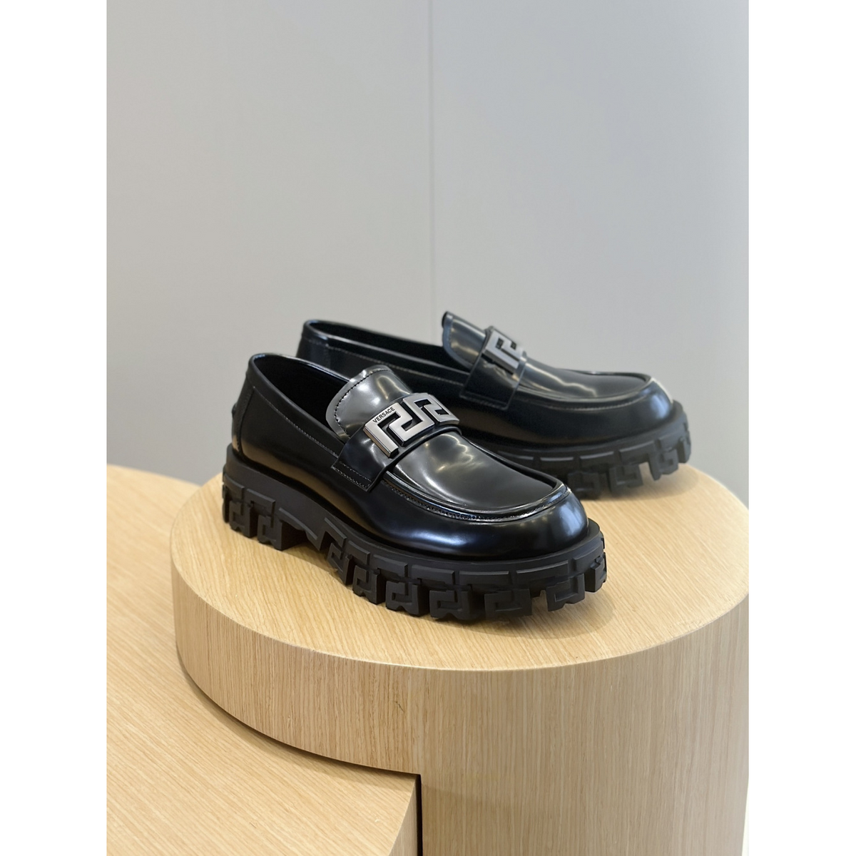 Tênis Versace Loafer Logo Prata