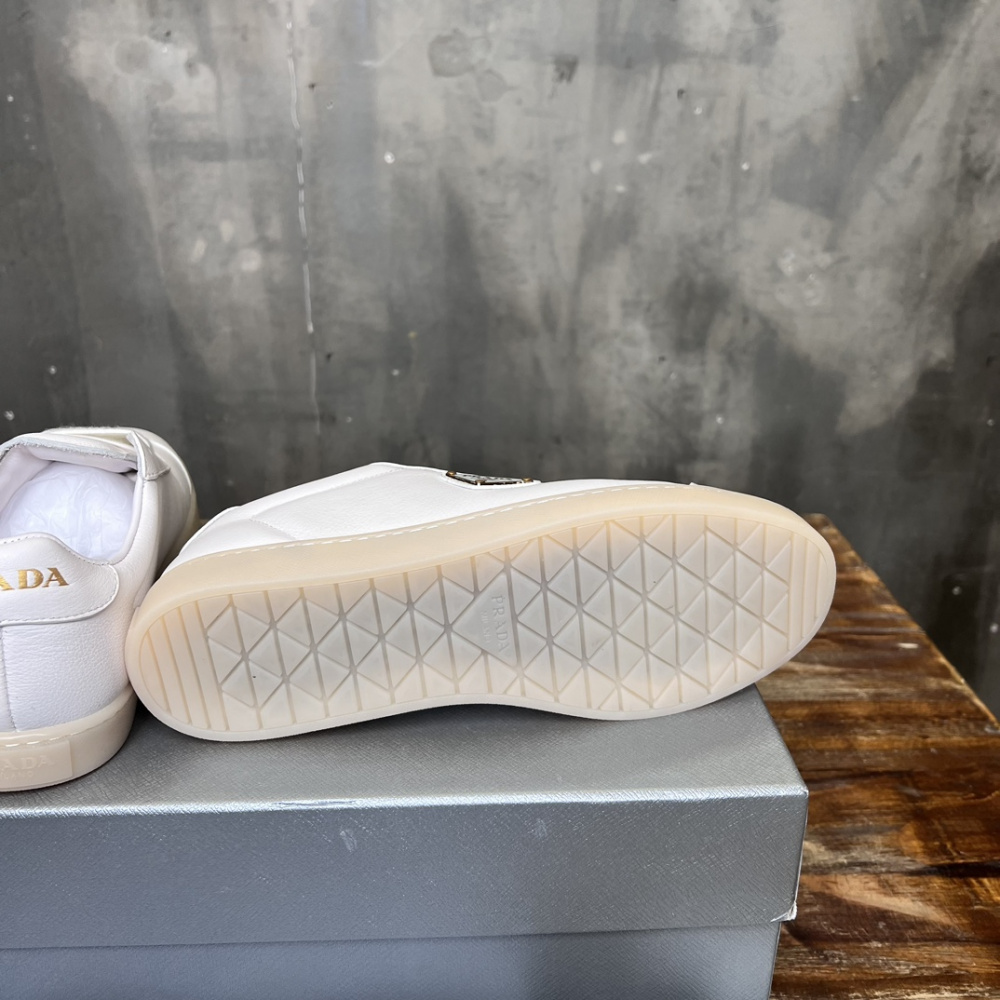 Prada Tênis de Couro com Logo Branco