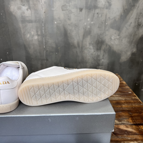 Prada Tênis de Couro com Logo Branco