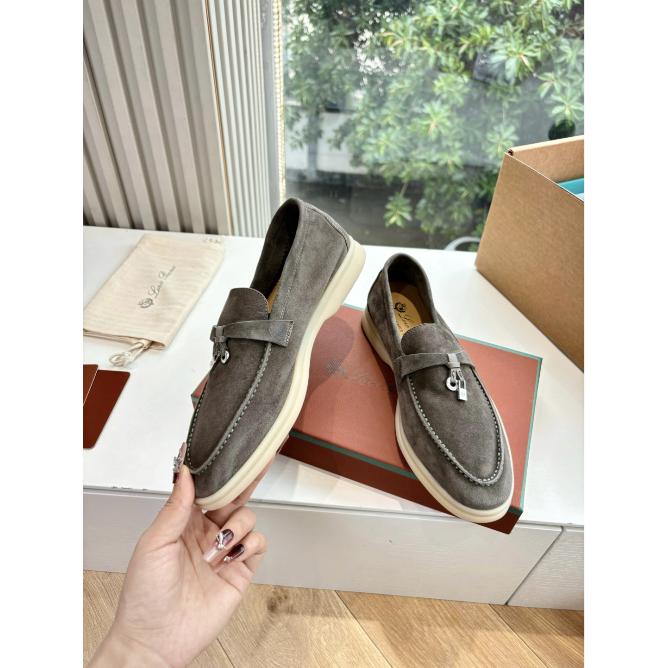 Summer Charms Walk Loro Piana Loafer em Camurça Marrom.