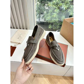 Summer Charms Walk Loro Piana Loafer em Camurça Marrom.