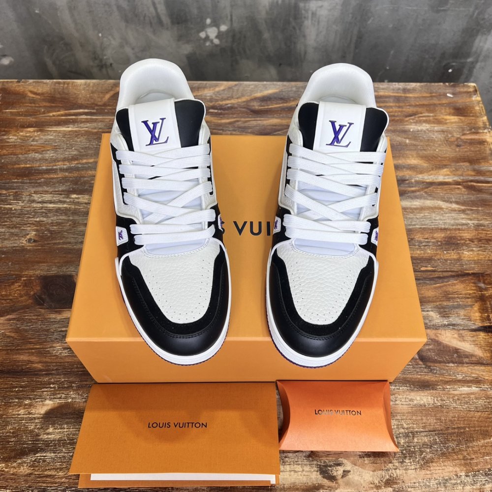 Tênis Louis Vuitton LV Trainer Couro Preto/Branco/Sola Roxa
