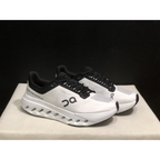 Tênis On Running Cloudsurfer Branco/Preto