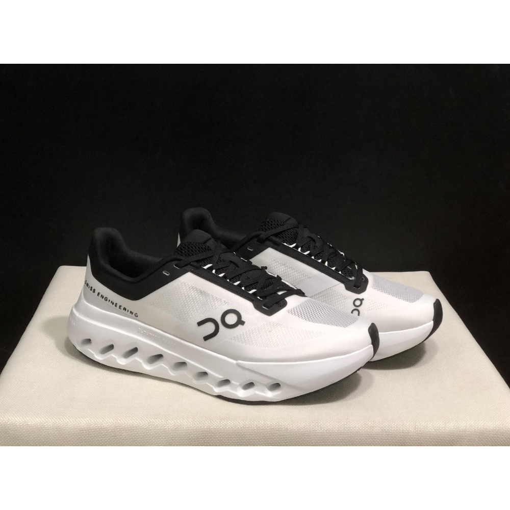 Tênis On Running Cloudsurfer Branco/Preto