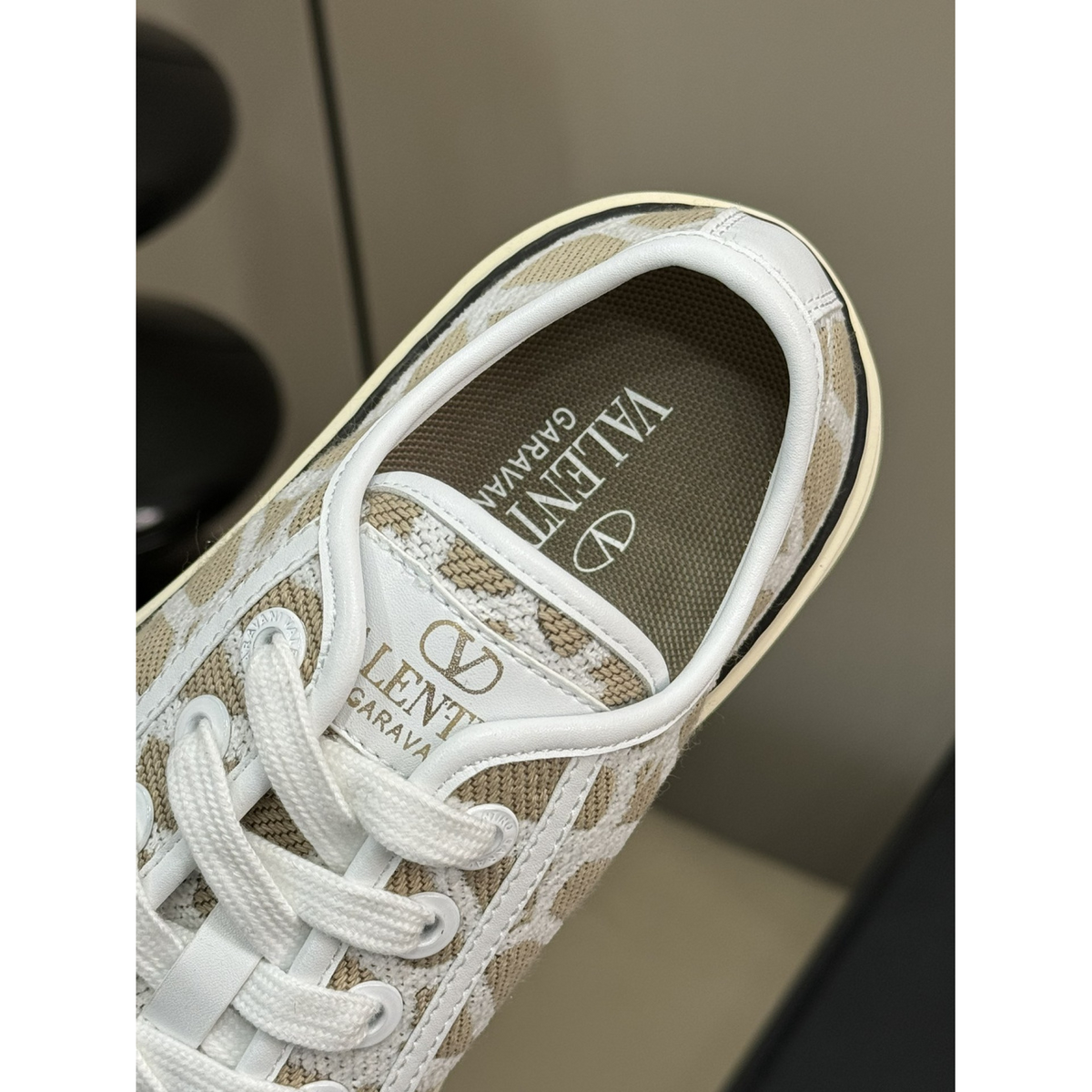 Tênis Valentino Garavani Toile Iconographe Totaloop Low-Top Off/Bege