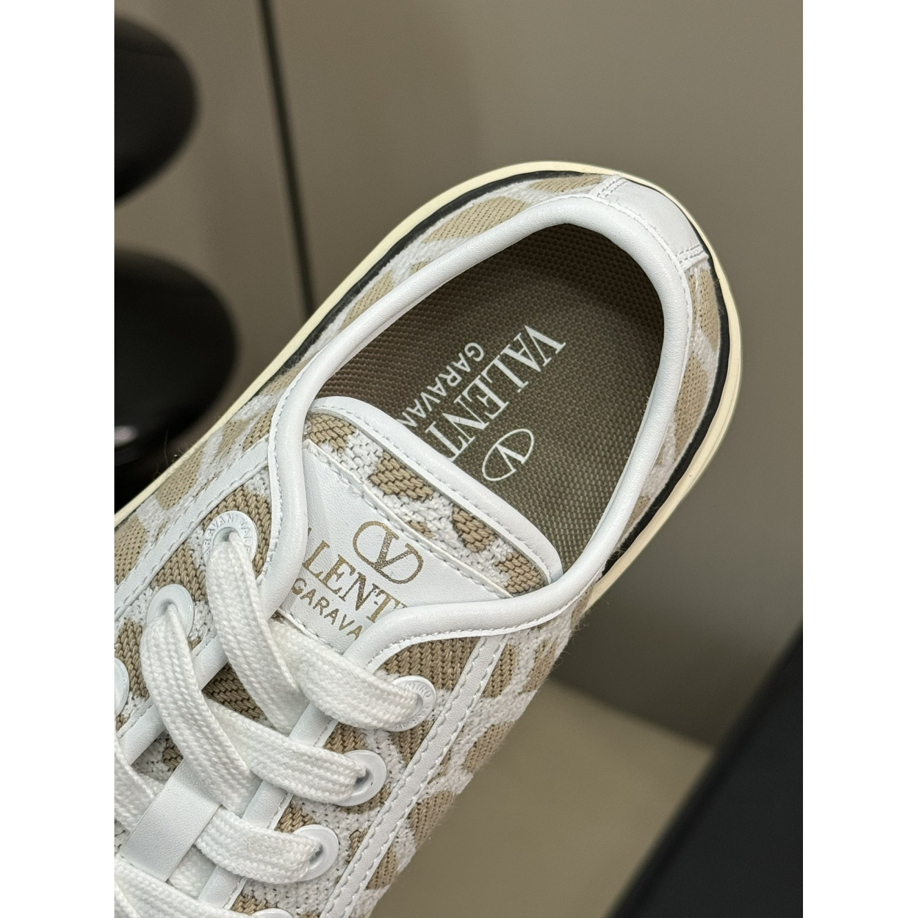 Tênis Valentino Garavani Toile Iconographe Totaloop Low-Top Off/Bege