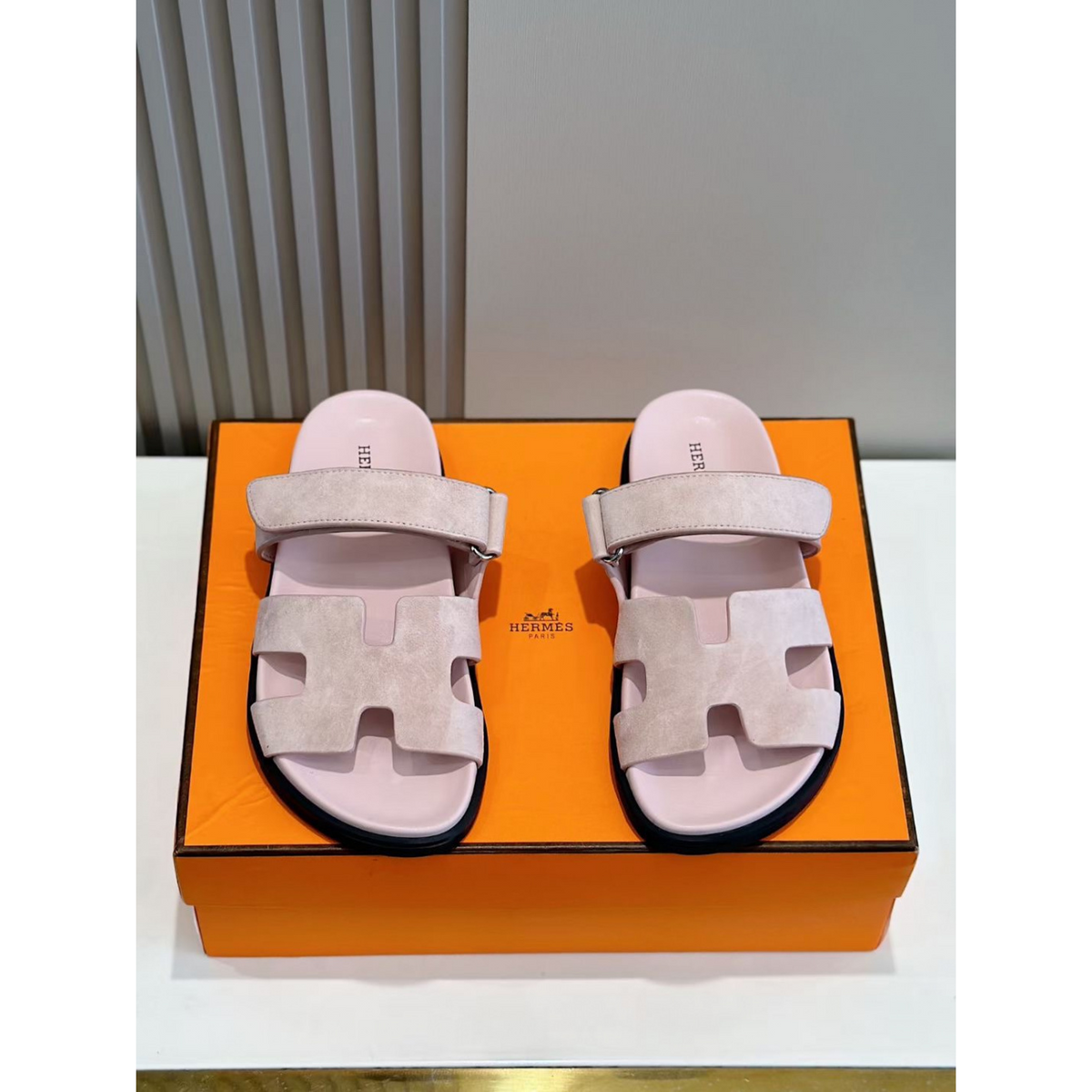 Sandália Hermès Chypre em Camurça Rosa