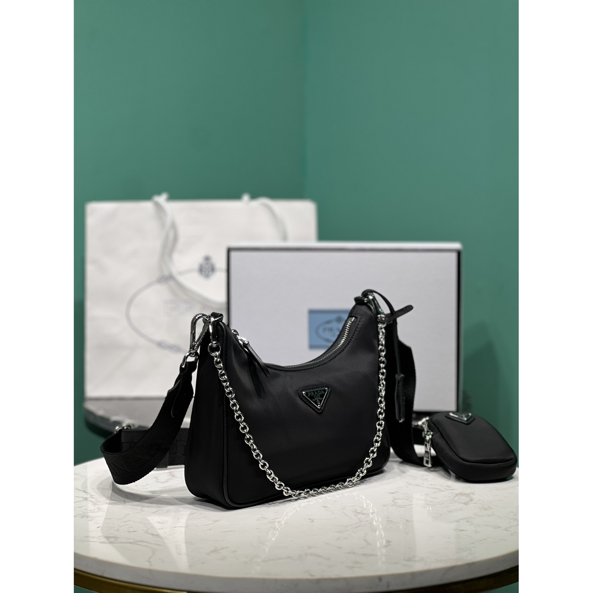 Bolsa Prada Saffiano Re-Edition 2005 em Nylon 22x6x12cm (Preto e outras cores)