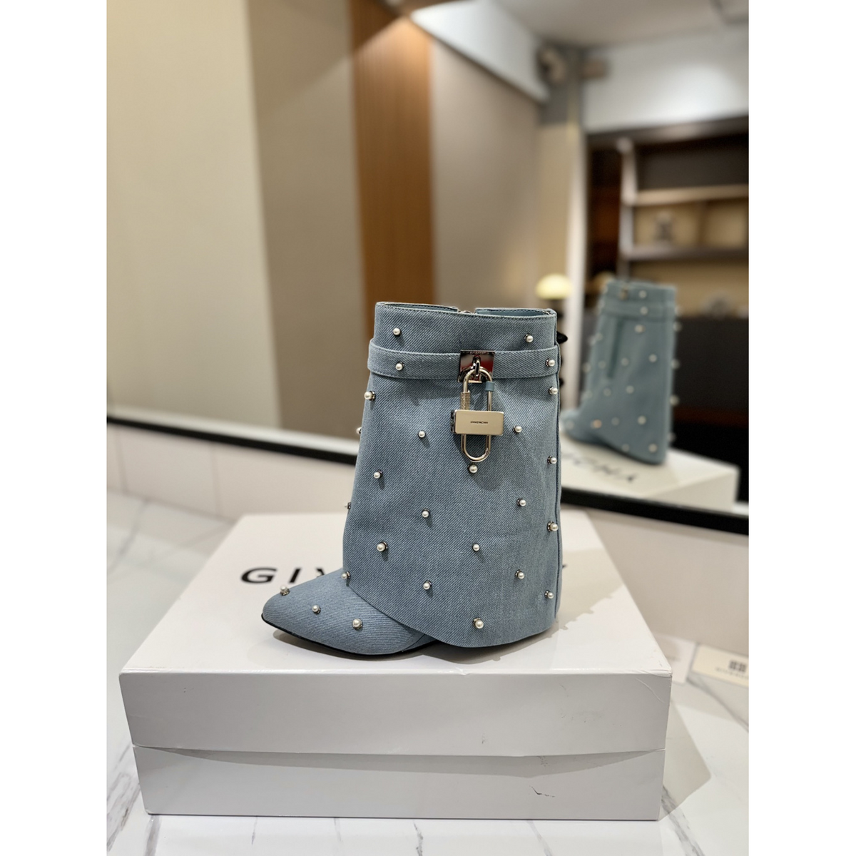 Bota Givenchy Denin com Cristais Capucines East-West