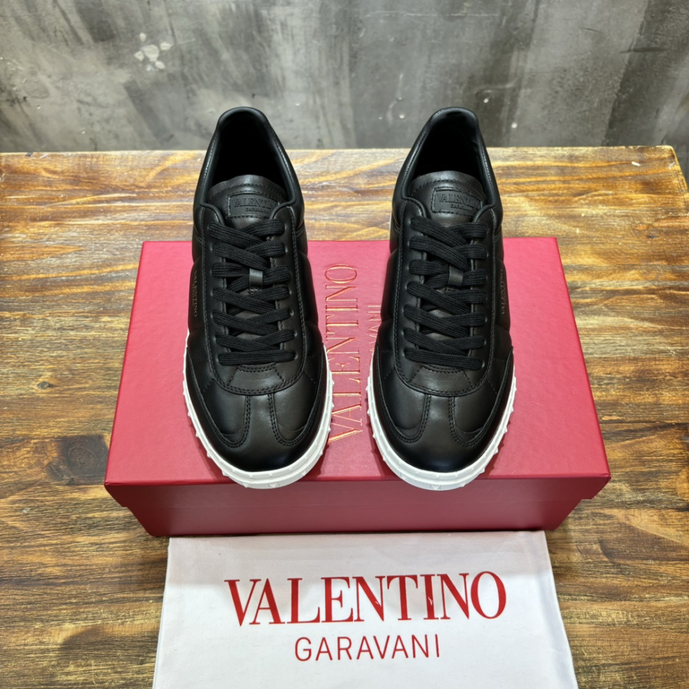 Tênis Valentino Garavani UpVillage Low Top Nappa em Couro Preto