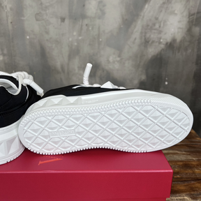 Tênis Valentino Garavani One Stud Camurça Preto/Branco