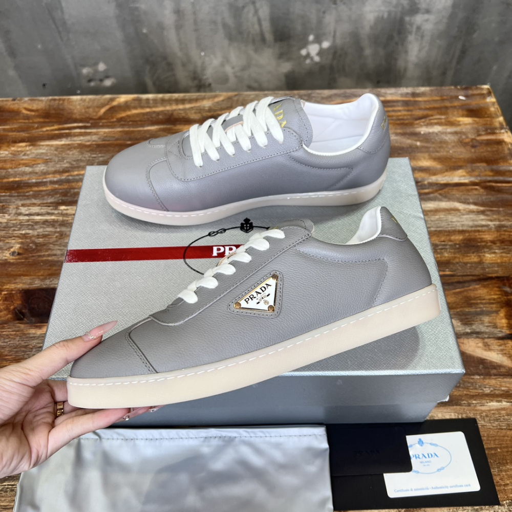 Prada Tênis de Couro com Logo Cinza