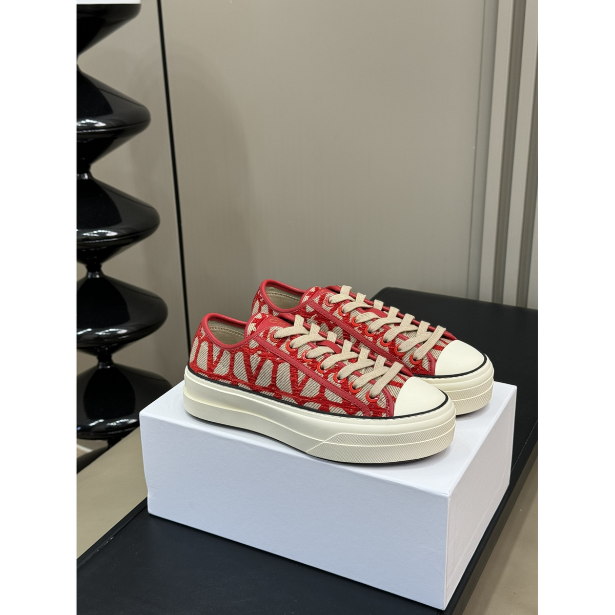 Tênis Valentino Garavani Toile Iconographe Totaloop Low-Top Vermelho/Bege