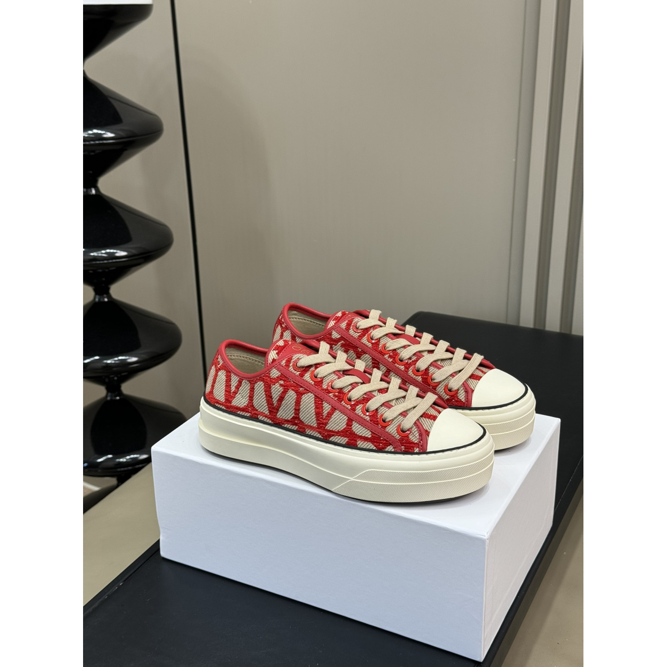 Tênis Valentino Garavani Toile Iconographe Totaloop Low-Top Vermelho/Bege