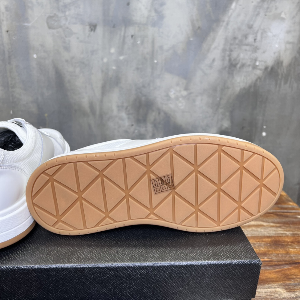 Prada Tênis Cano Baixo Downtown Branco com solado Marrom