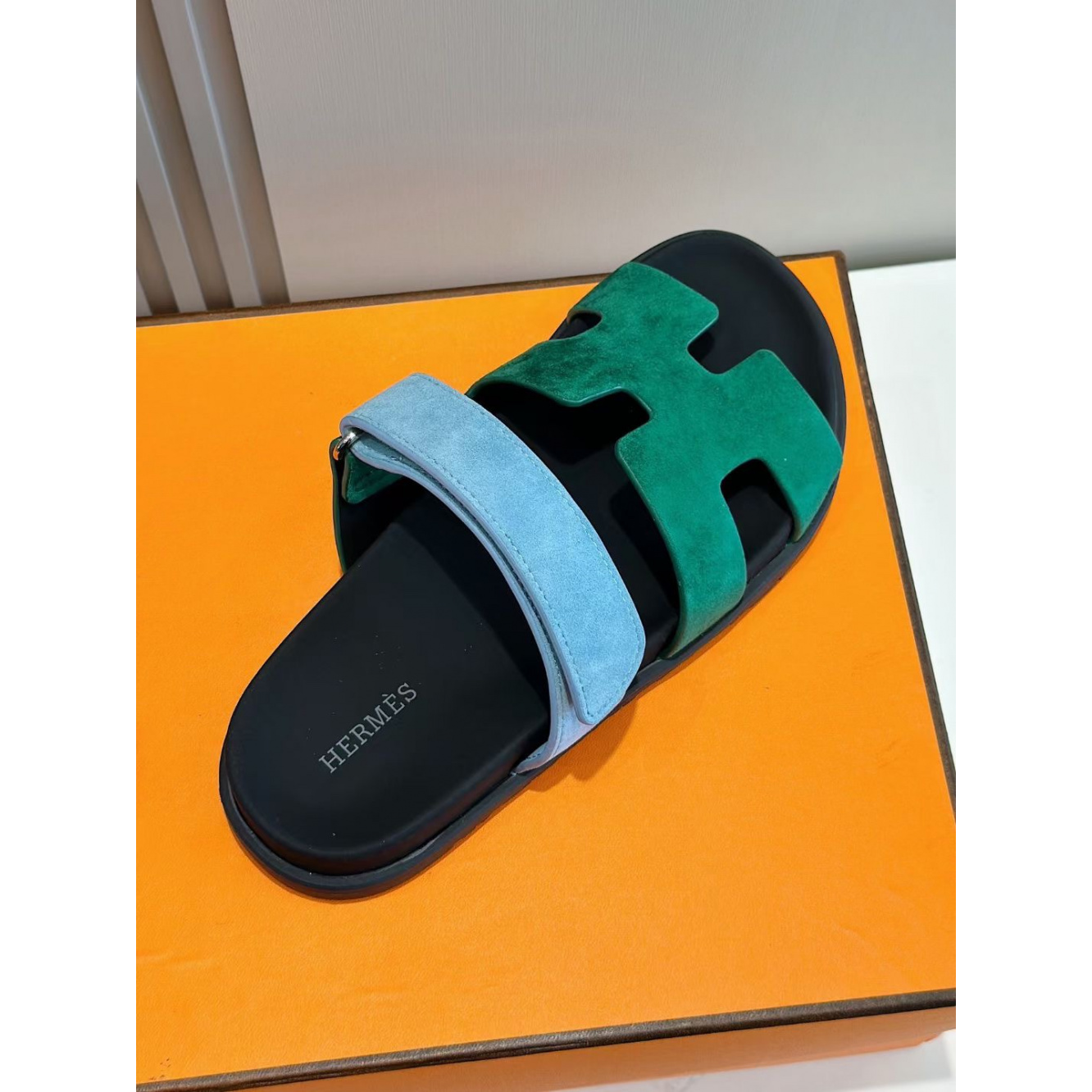 Sandália Hermès Chypre em Camurça Verde/Azul