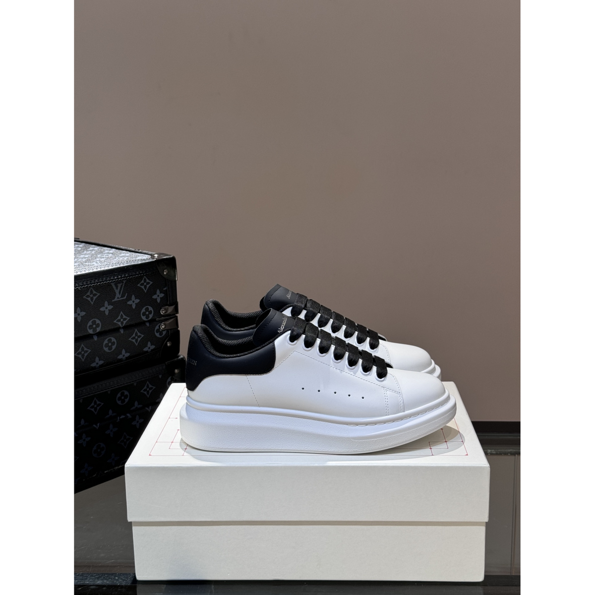 Tênis Alexander Mcqueen Cano Baixo Oversized Preto/Branco