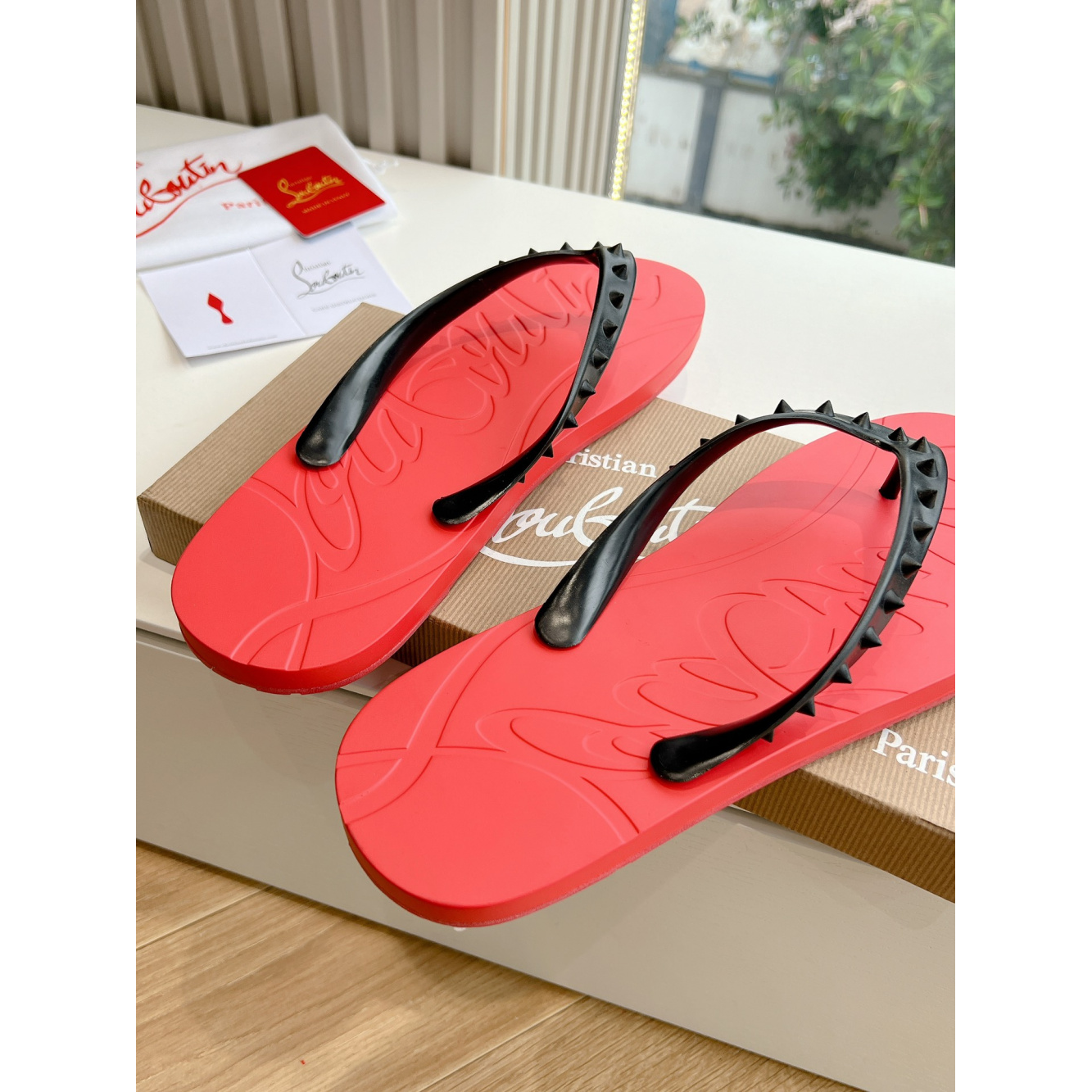 C. Louboutin Sandália Vermelha