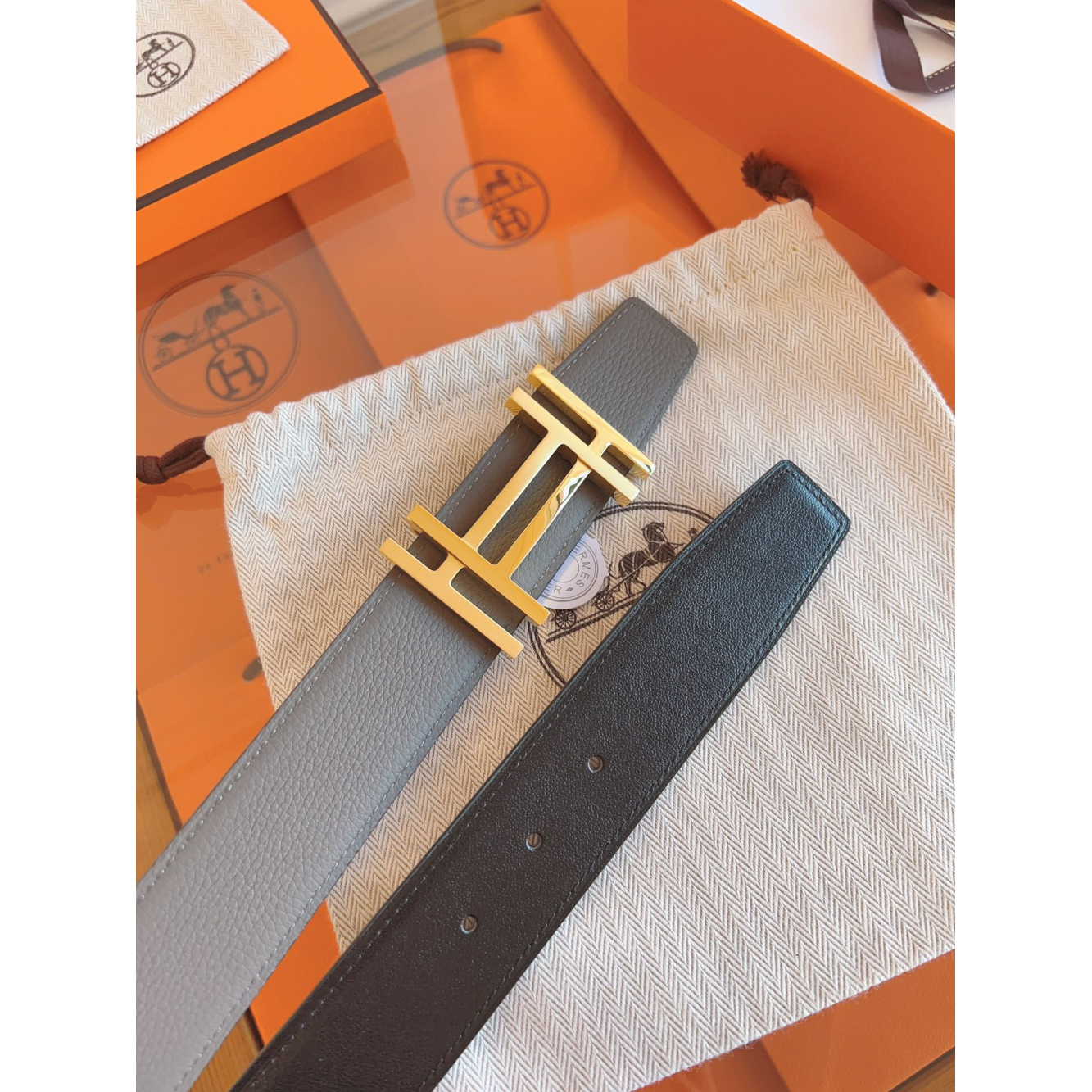 Cinto Hermès Reversível em Couro Cinza e Fivela H Au Carré Dourado 3.2cm