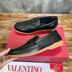 Valentino Garavani Leisure Flows Leather Loafers Preto