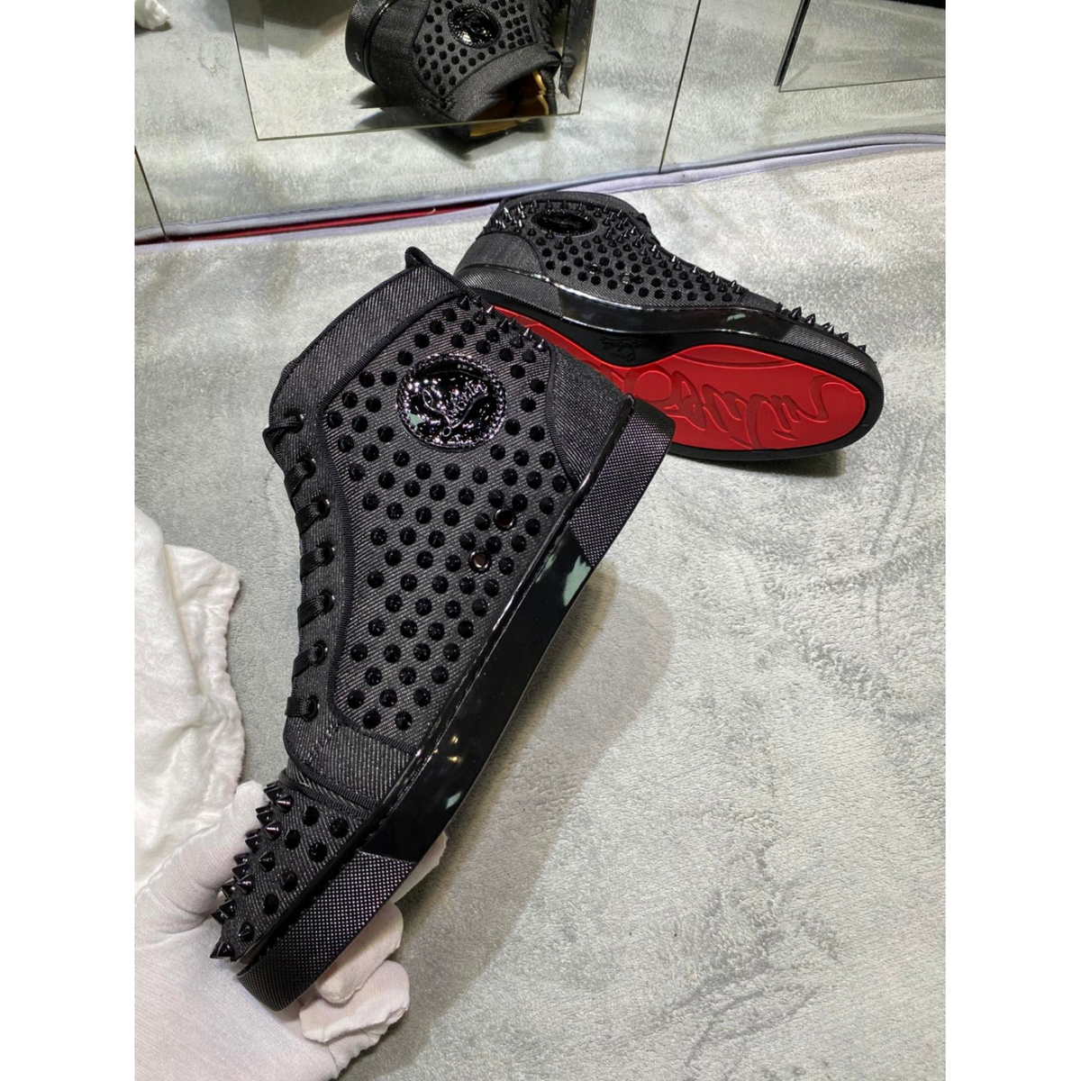 C. Louboutin Tênis Cano Alto