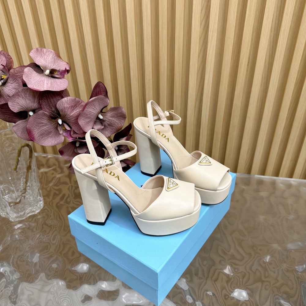 Sandália Salto Prada de Couro Envernizado cor Neutra