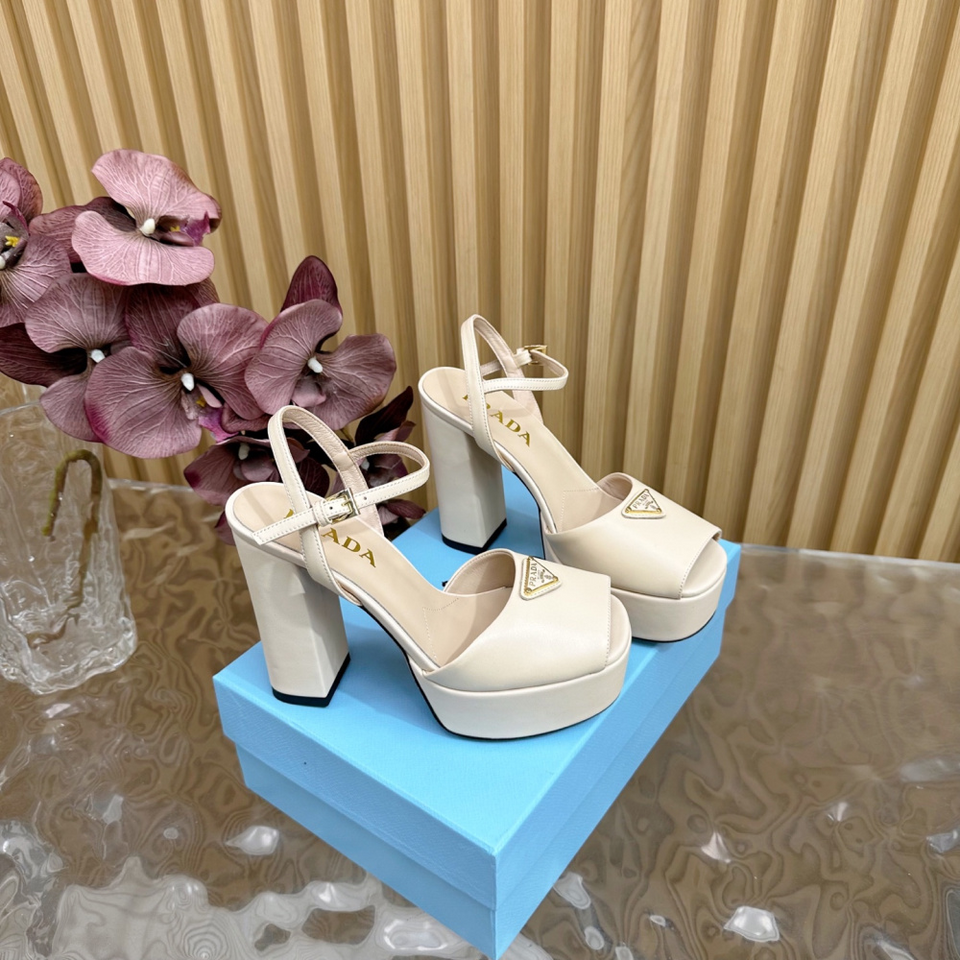 Sandália Salto Prada de Couro Envernizado cor Neutra