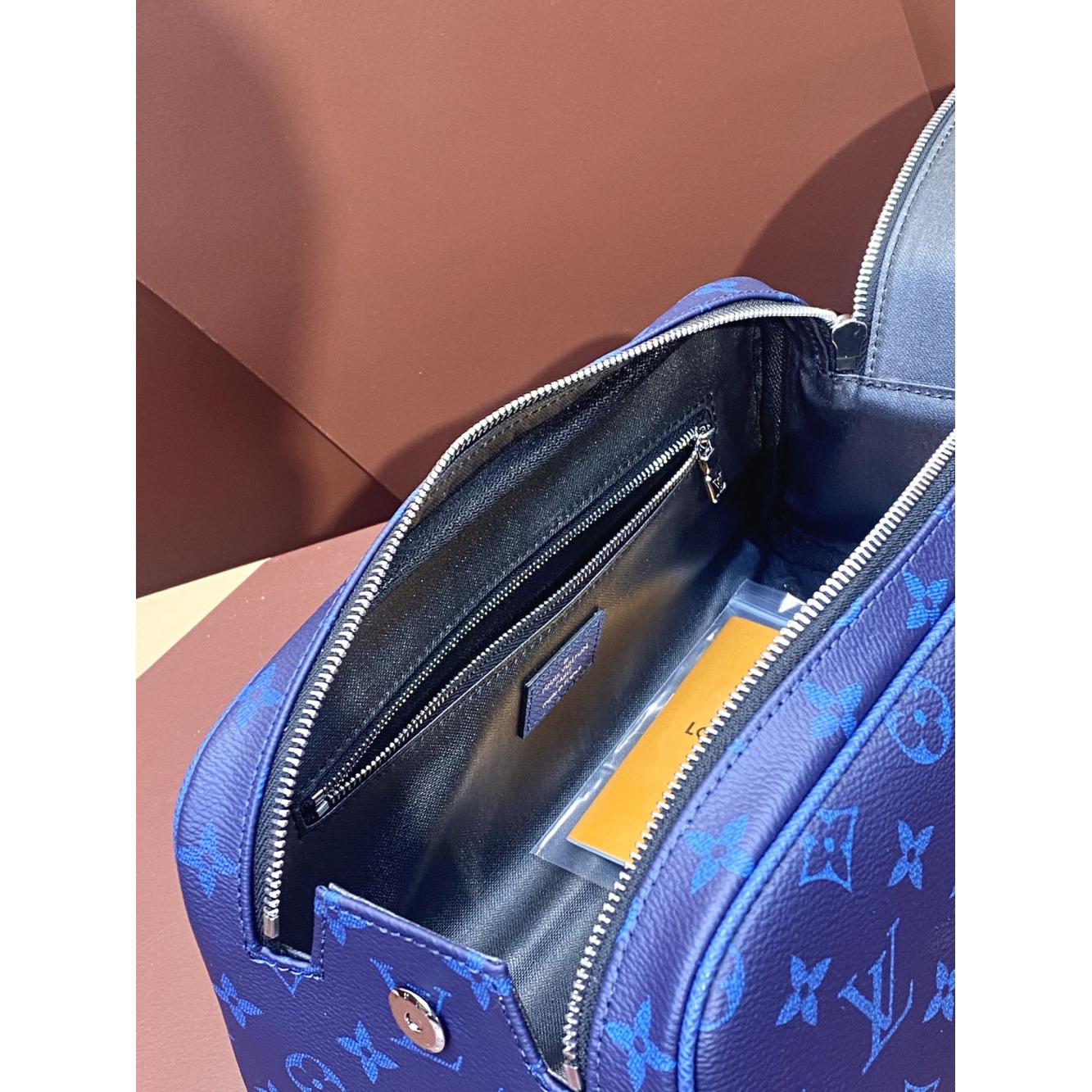 Necessaire Louis Vuitton LV Couro Taurillon Monogram Azul 28x15x16.5cm