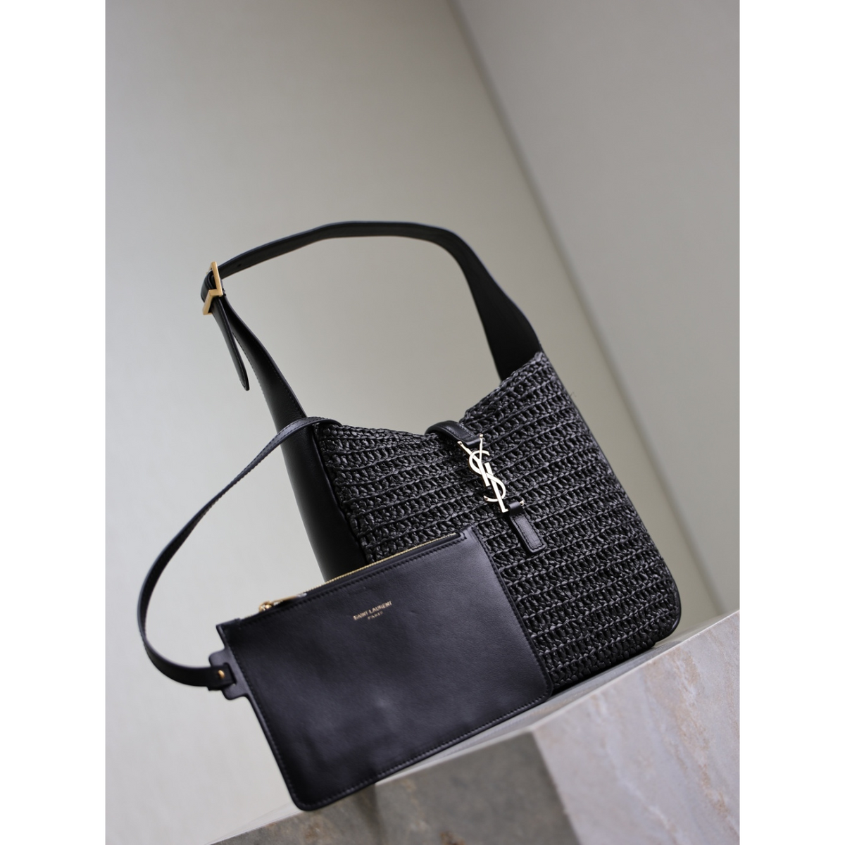 Bolsa Saint Laurent YSL Le 5 à 7 pequena flexivel em Ráfia e Couro Preta 23×22×8.5cm