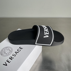Chinelo Slide Versace Preto com escrita Branca