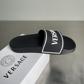 Chinelo Slide Versace Preto com escrita Branca
