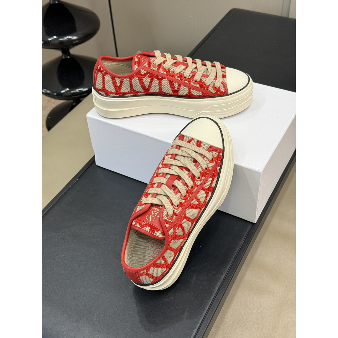 Tênis Valentino Garavani Toile Iconographe Totaloop Low-Top Vermelho/Bege