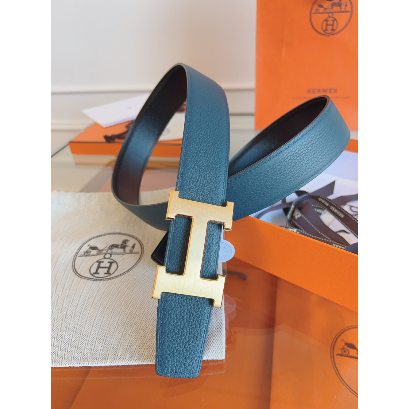 Cinto Hermès Constance e Correia Reversível em Couro 3.8cm Preto/Azul Ferragem Dourada