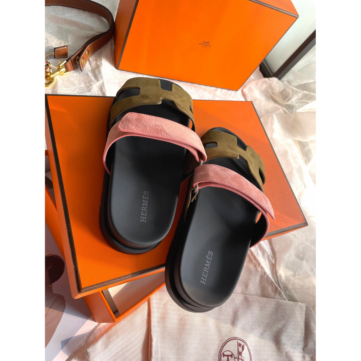 Sandália Hermès Chypre em Camurça Rosa/Marrom