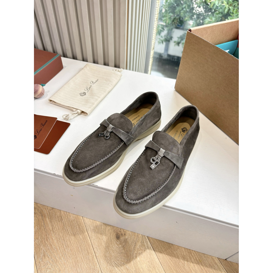 Summer Charms Walk Loro Piana Loafer em Camurça Marrom.
