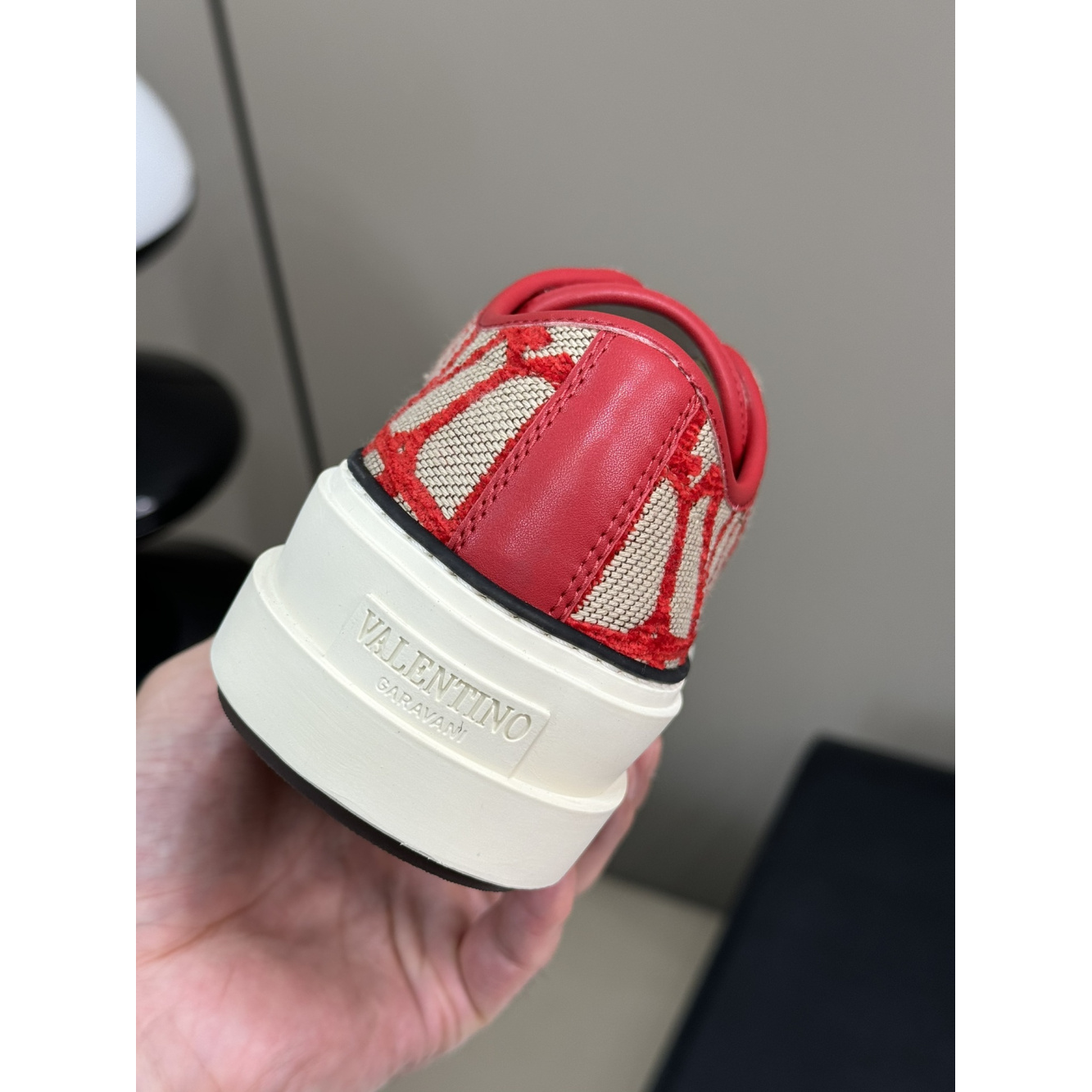 Tênis Valentino Garavani Toile Iconographe Totaloop Low-Top Vermelho/Bege