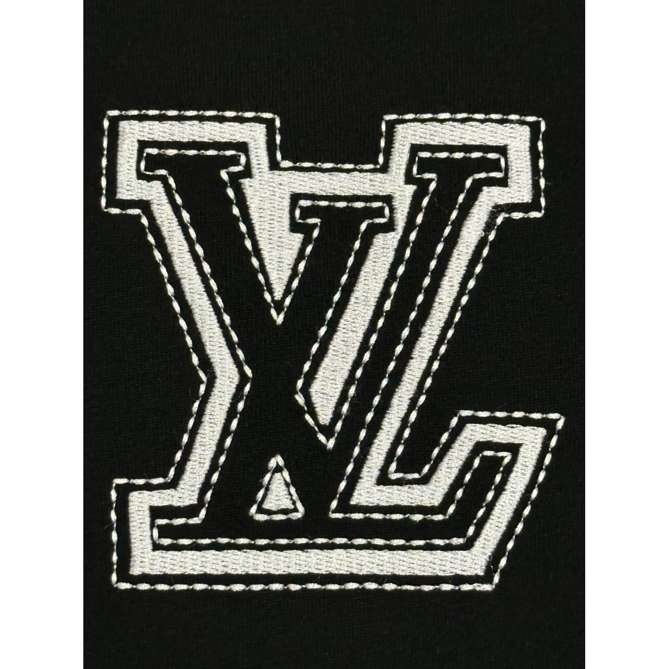 Camiseta de Algodão Louis Vuitton Logo LV Bordado Preta