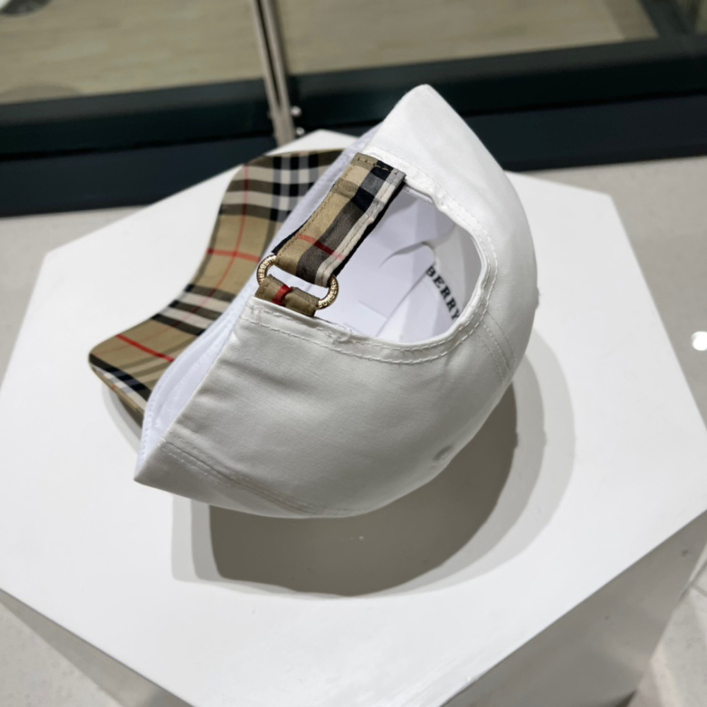 Boné Burberry Branco com Aba Xadrez