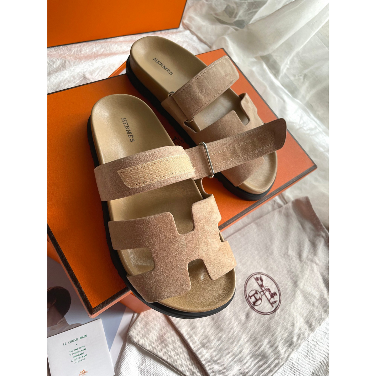 Sandália Hermès Chypre em Camurça Bege