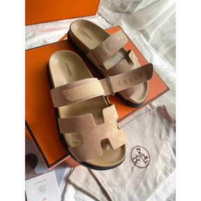 Sandália Hermès Chypre em Camurça Bege