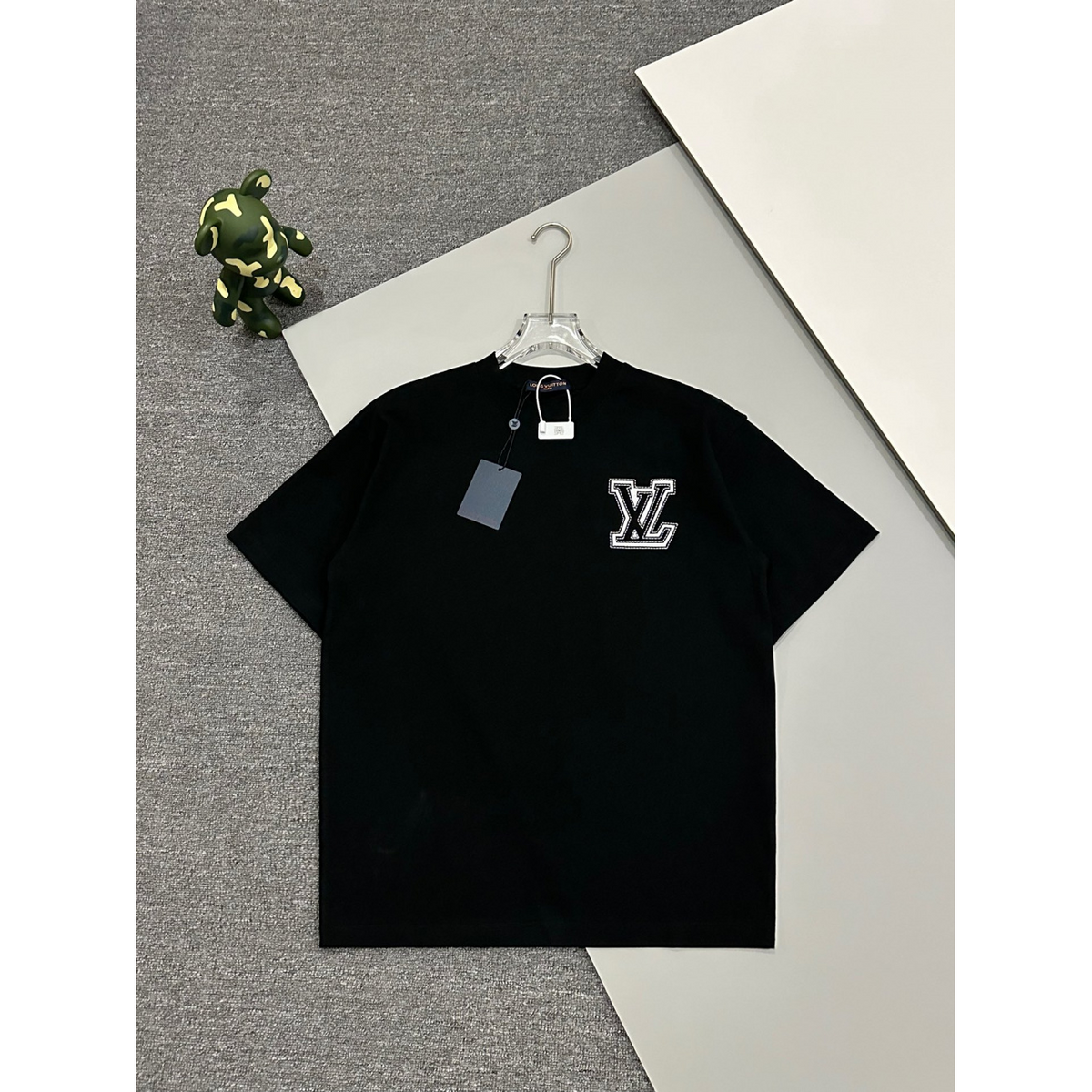 Camiseta de Algodão Louis Vuitton Logo LV Bordado Preta
