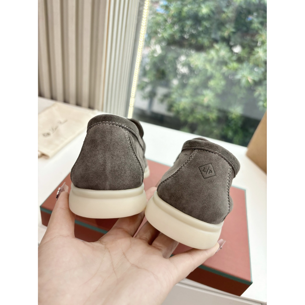 Summer Charms Walk Loro Piana Loafer em Camurça Marrom.