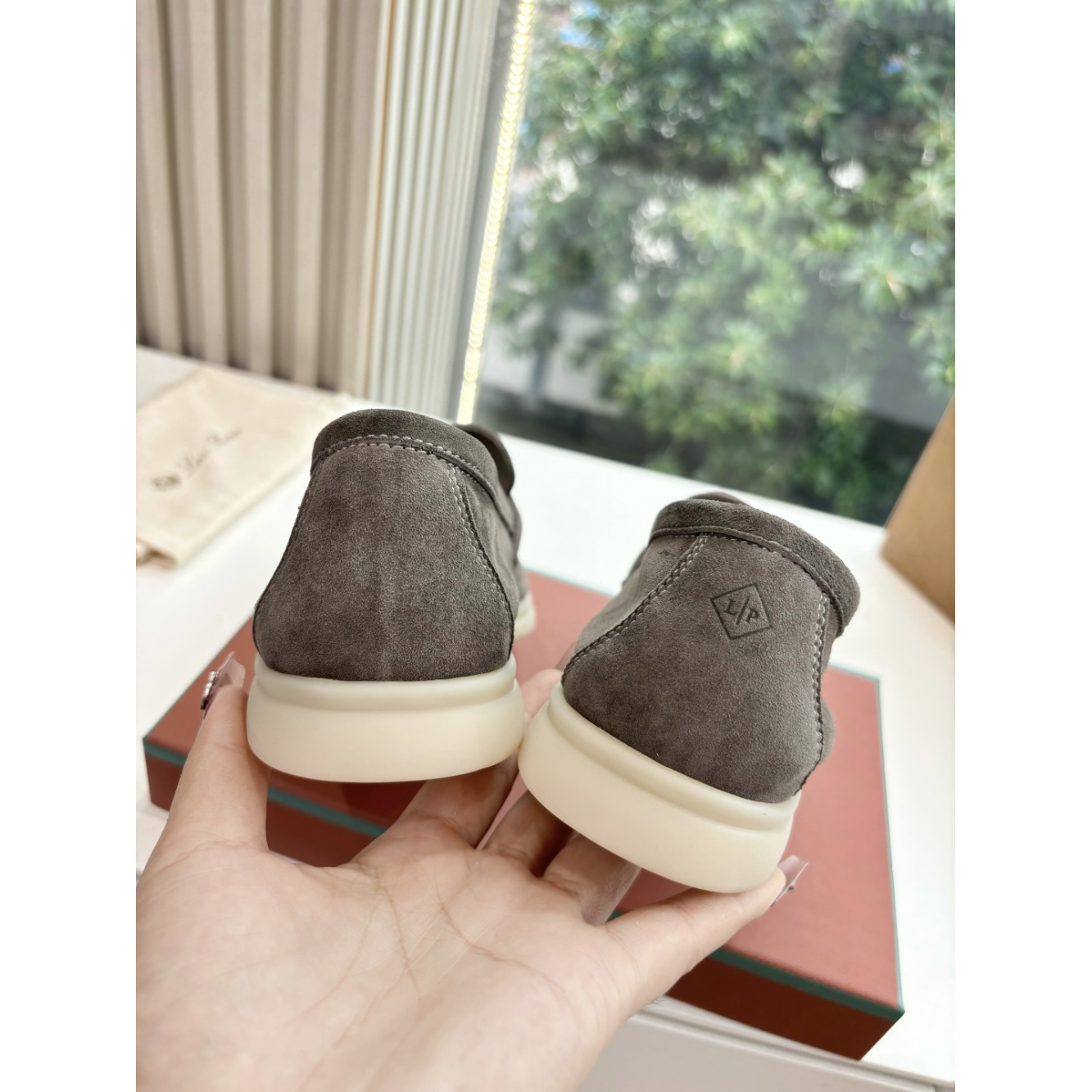 Summer Charms Walk Loro Piana Loafer em Camurça Marrom.