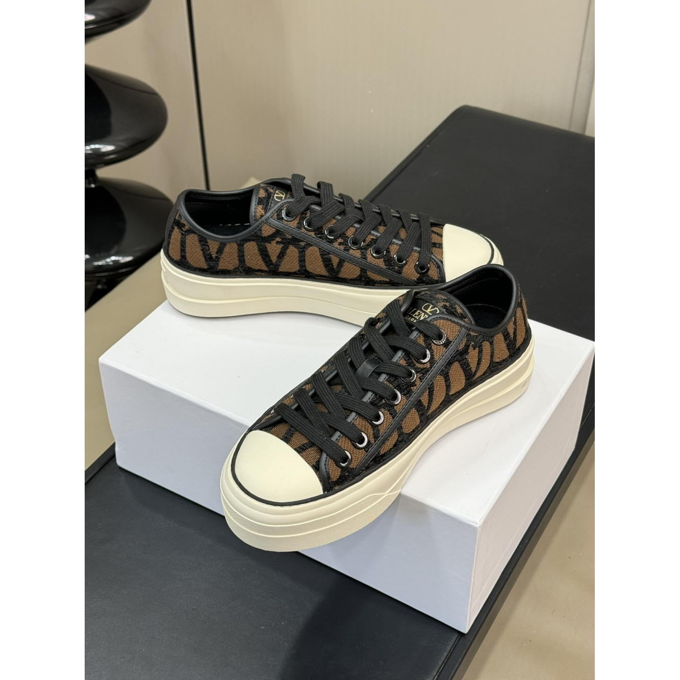 Tênis Valentino Garavani Toile Iconographe Totaloop Low-Top Marrom/Preto