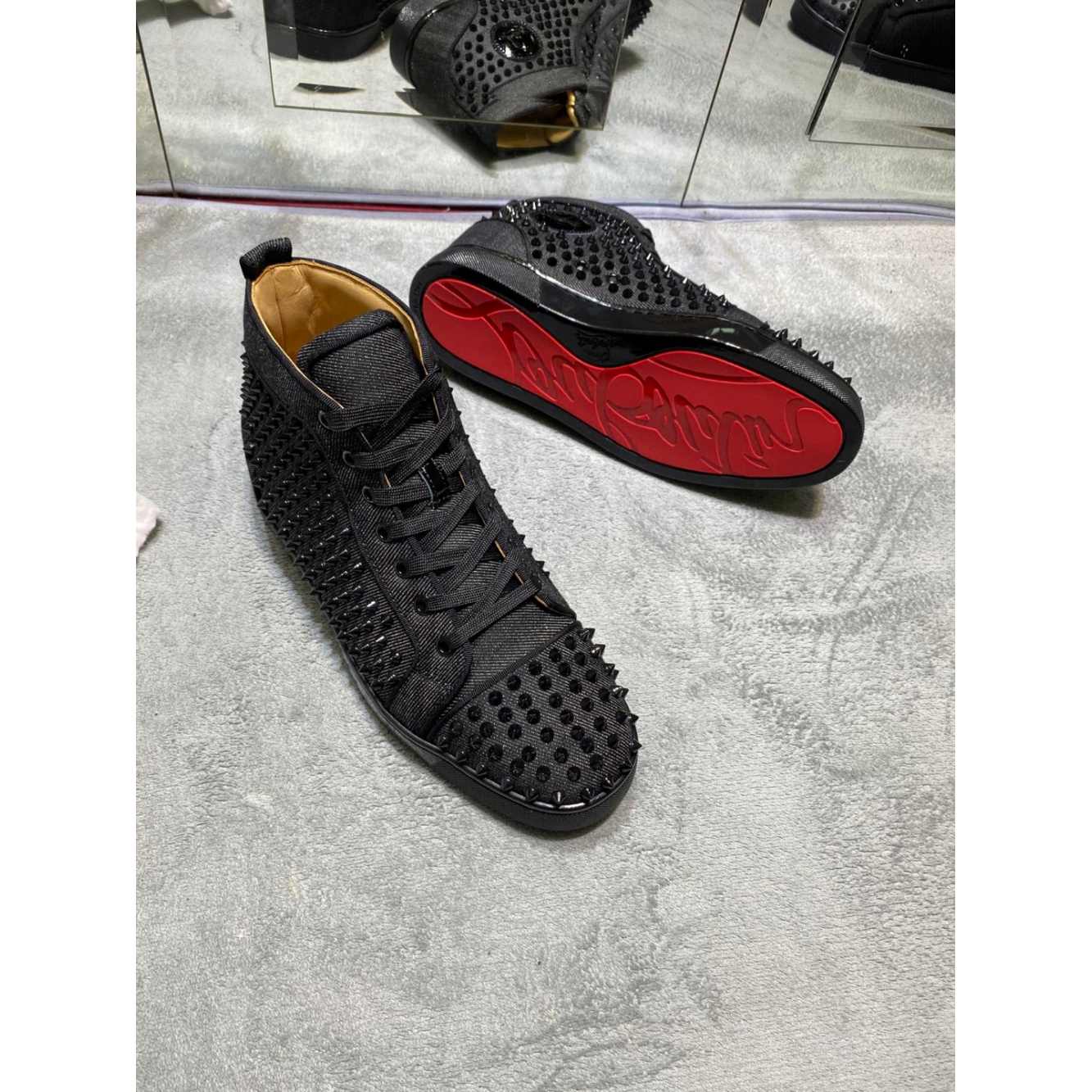 C. Louboutin Tênis Cano Alto