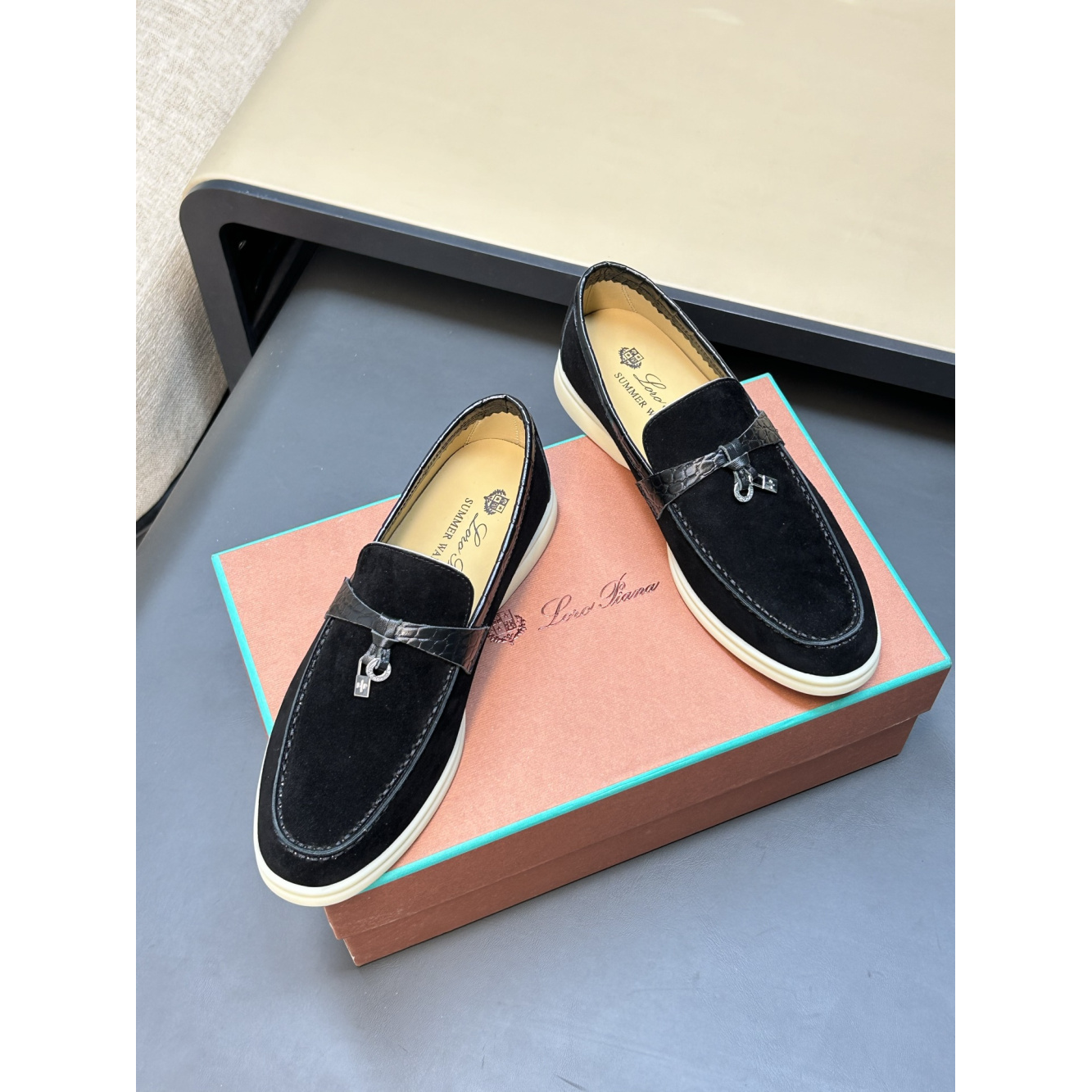 Summer Charms Walk Loro Piana Loafer Camurça Preto